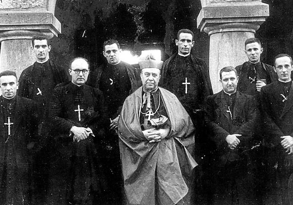 Fotografía de los 8 sacerdotes que viajaron a Ecuador en 1948.