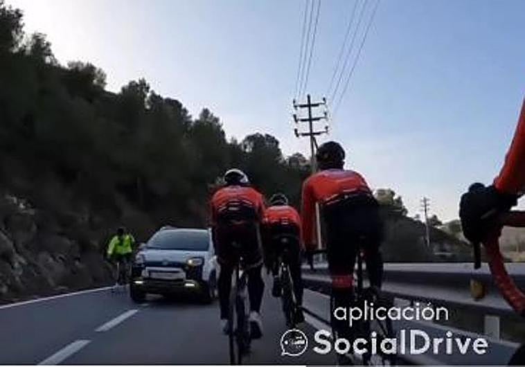 La temeridad de un conductor casi atropella un grupo de ciclistas