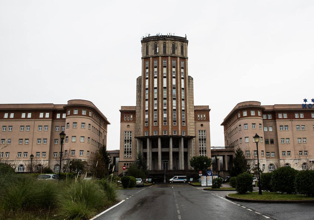 Imagen del edificio del seminario de Derio, hoy reconvertido en oficinas, hotel y comercios.