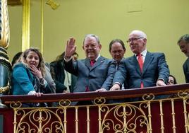 El consejero vasco Pedro Azpiazu, junto al diputado foral vizcaíno de Hacienda José María Iruarrizaga, saluda desde el palco de invitados del Congreso