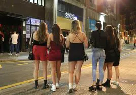 Un grupo de chicas a la entrada de la discoteca Back Stage de Bilbao.
