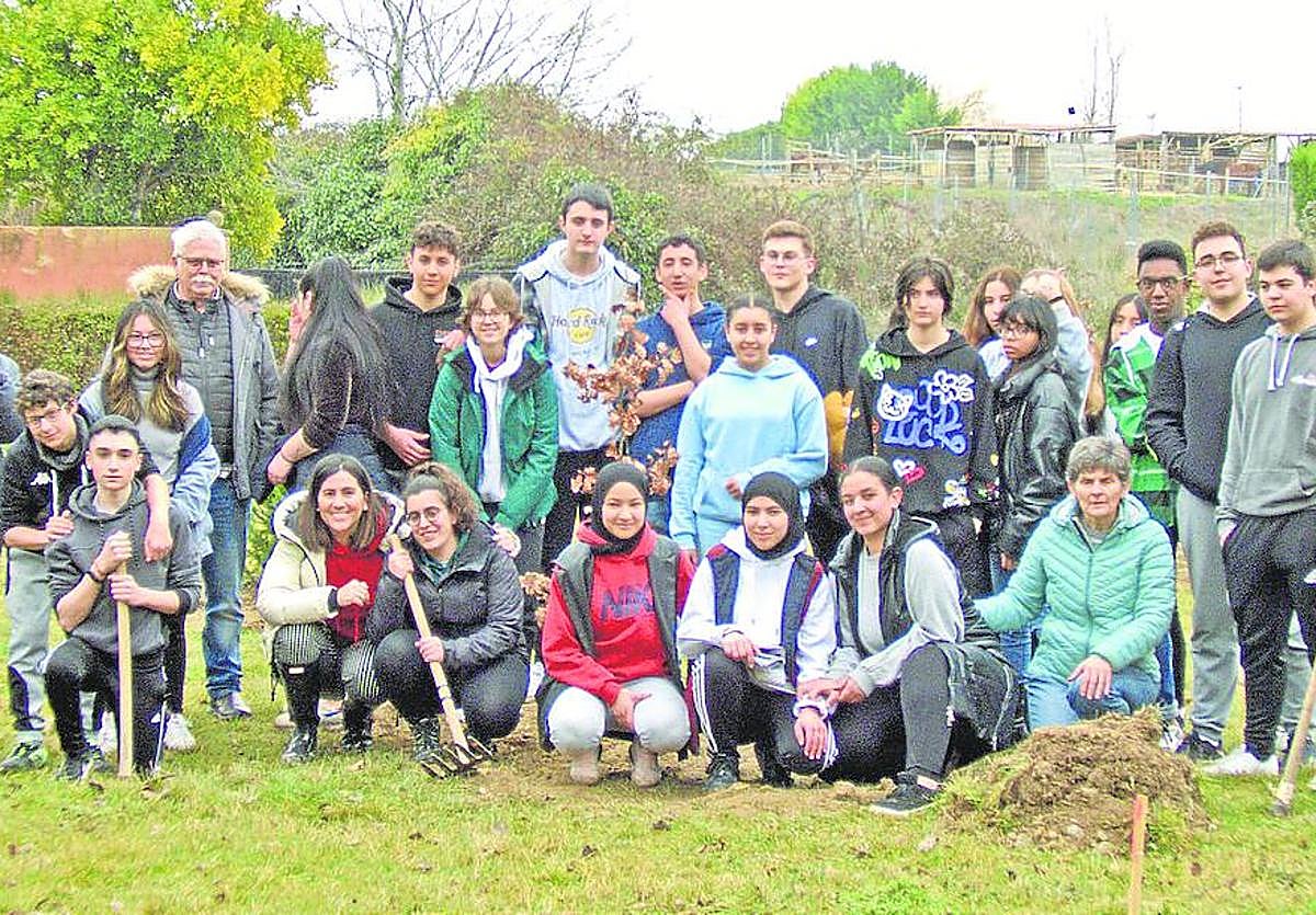 Un grupo de alumnos y profesores del IES Ciudad de Haro al término de la plantación.