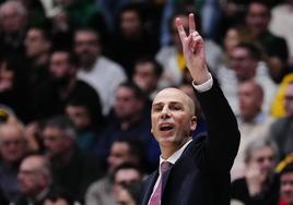 Joan Peñarroya marca sistema durante el choque copero ante el Joventut.