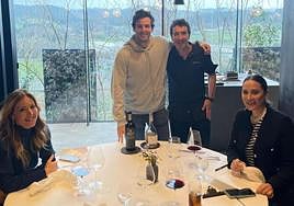 Tamara Falcó e Íñigo Onieva visitaron Bilbao para comer en el restaurante Azurmendi y visitar el atelier de Sophie et Voilà, que firmará su vestido de novia.