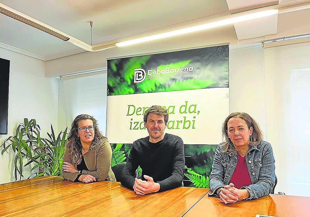 El presidente de la Mancomunidad, Iosu Apraiz, flanqueado por Uxue Zabaleta y Agurtzane Alkalde.