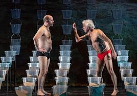 La escenografía creada por Fernando Bernués se basa en cientos de cubos llenos de arena y agua.