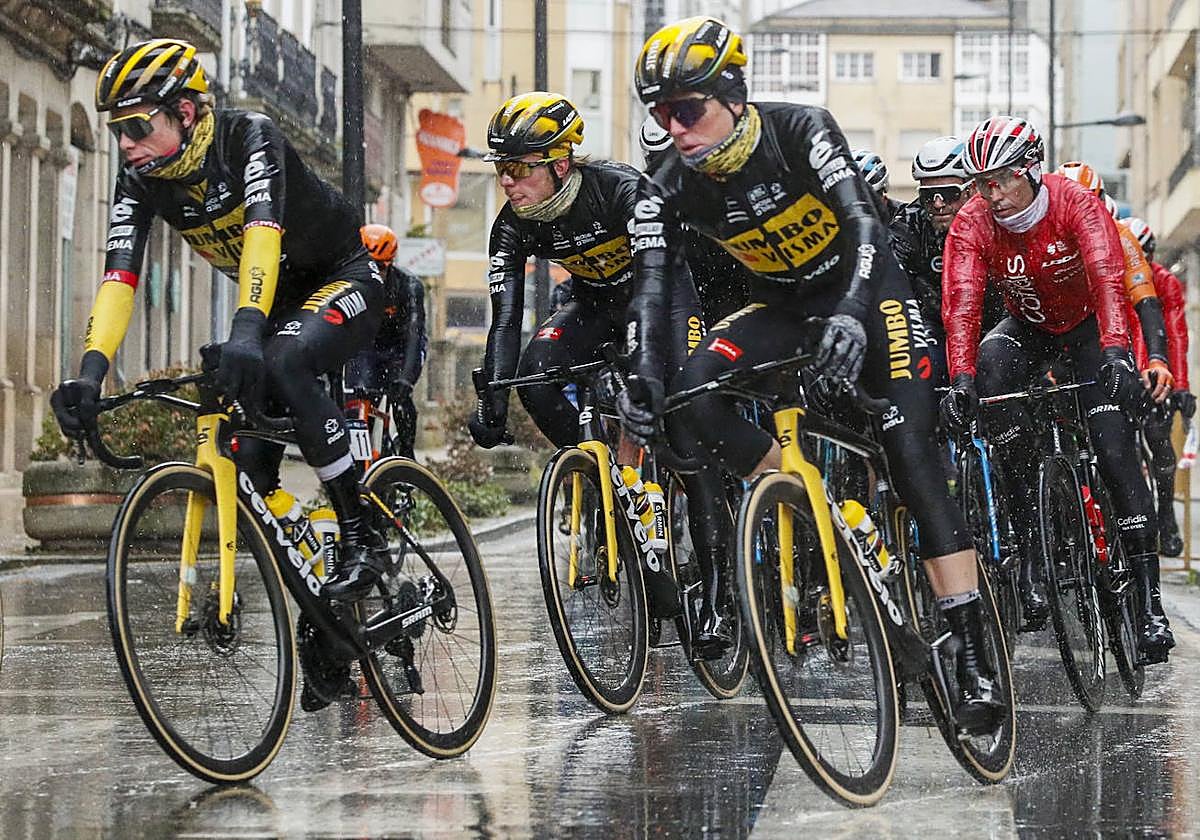 Vingegaard, en primera posición del pelotón de la ronda gallega.