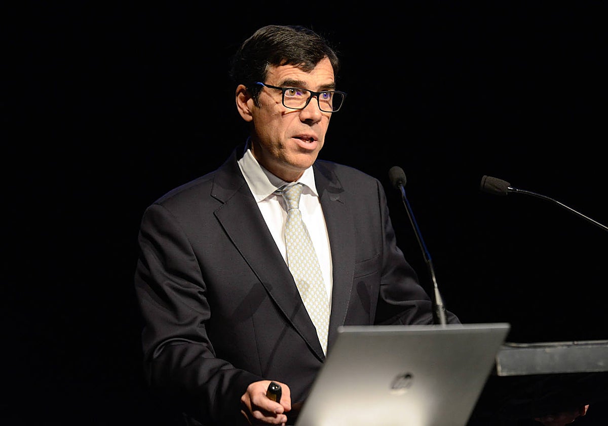 Antón Arriola, el nuevo presidente de Kutxabank, durante su intervención hoy en la convención de directivos de la entidad celebrada en el Kursaal.