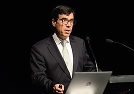 Antón Arriola, el nuevo presidente de Kutxabank, durante su intervención hoy en la convención de directivos de la entidad celebrada en el Kursaal.