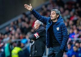 Valverde da instrucciones a sus hombres.