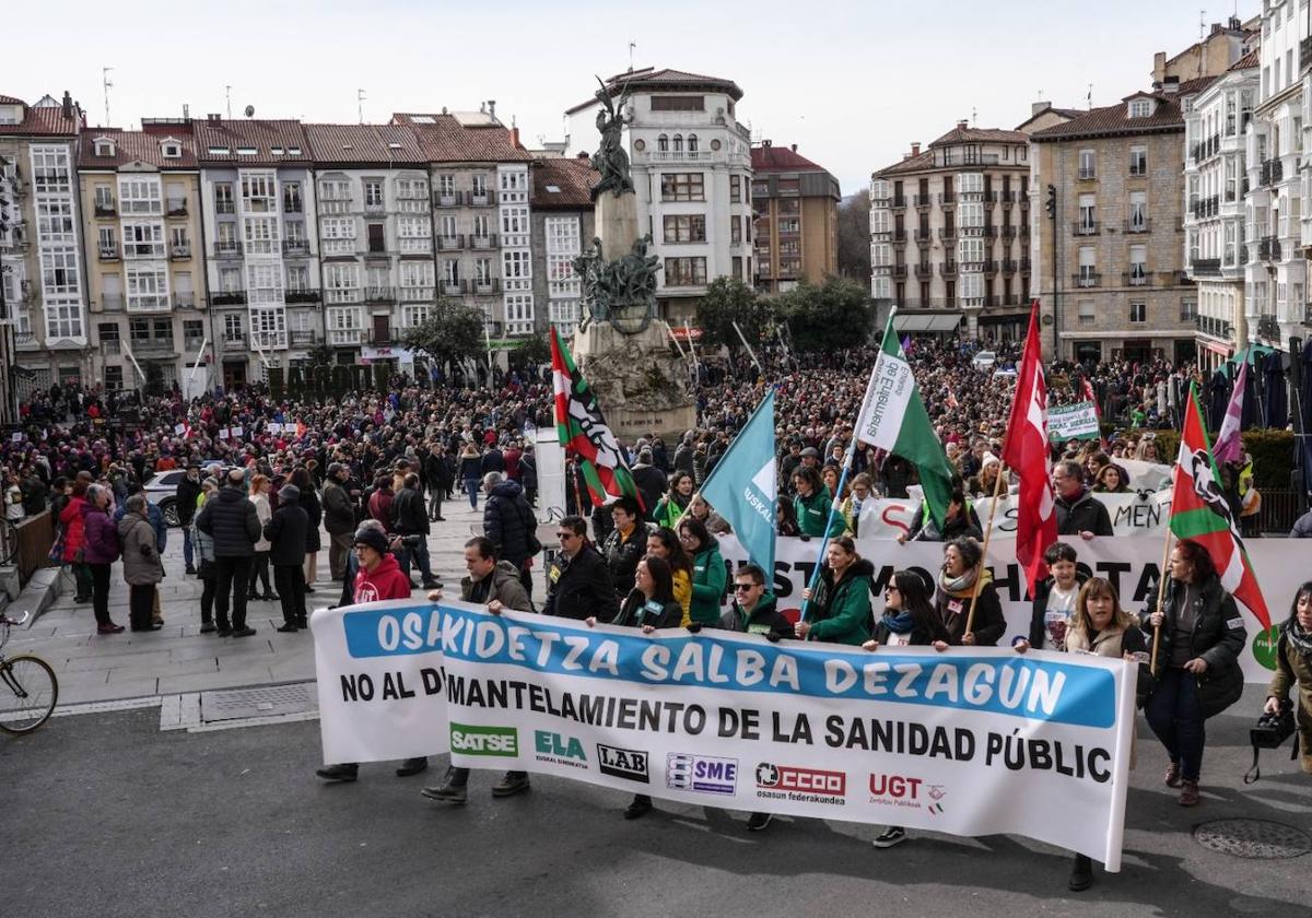 Los participantes en la marcha a su llegada a la plaza de la Virgen Blanca.