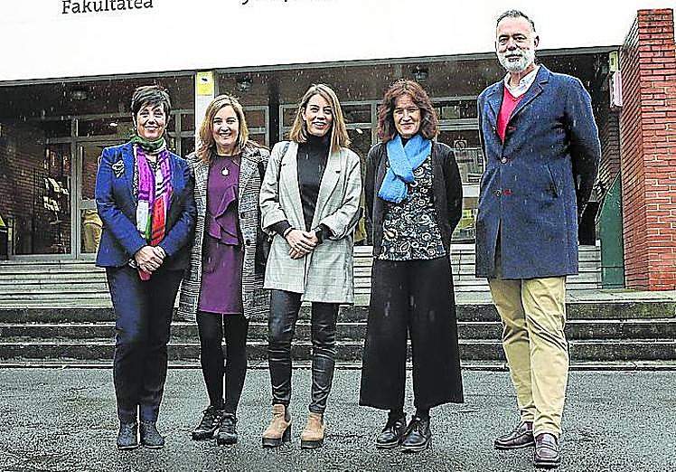 Los miembros del jurado Elena Catalán, Arantza Álvarez, Katalin Legorburu, Mila Gallastegi y Antonio Barrena.