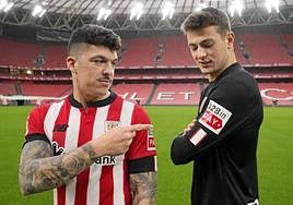 Capa y Agirrezabala lucen en las mangas de sus camisetas al nuevo patrocinador.