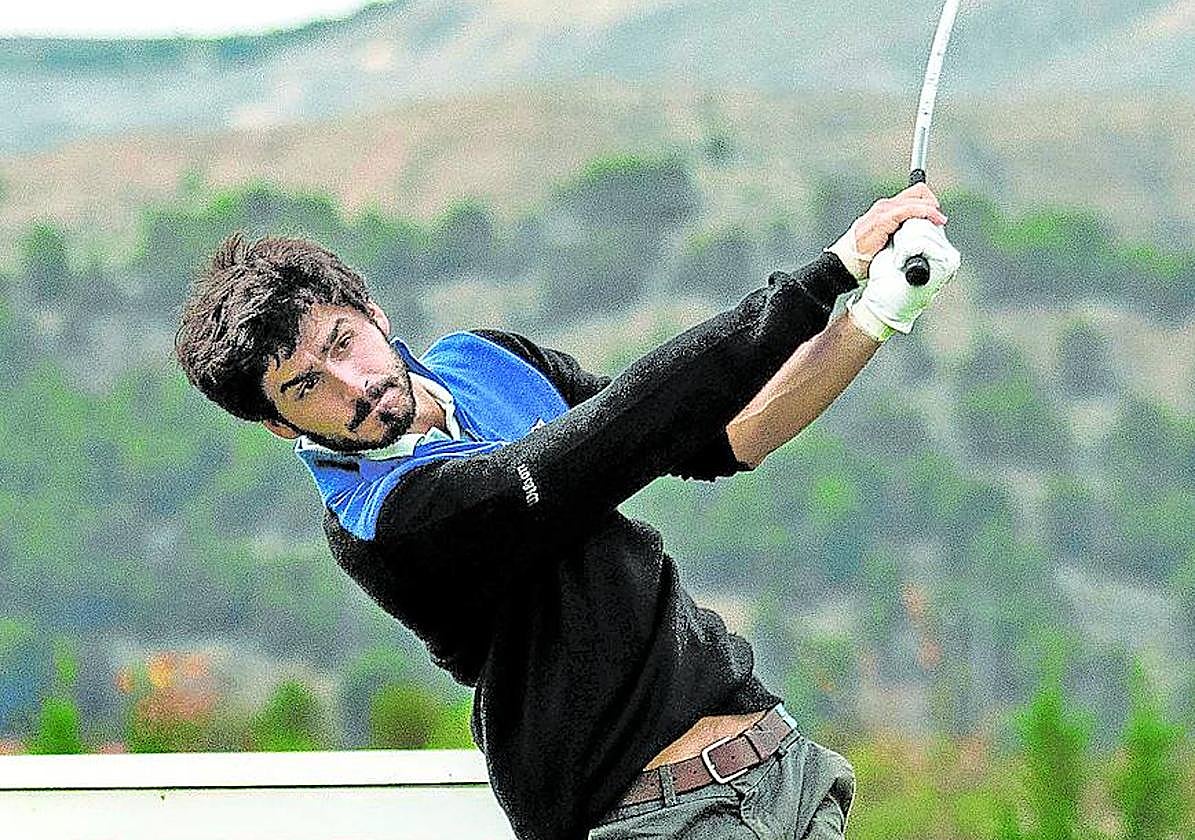 Javier Sainz ejecuta un golpe desde el tee en un torneo del Challenge Tour.