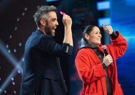 Rosa López junto al presentador Roberto Leal.