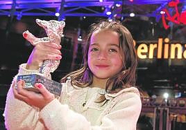 Sofía Otero, nueve años, ayer en Berlín con el Oso de Plata a la mejor interpretación principal.