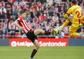 De Marcos pelea un balón con Borja García.