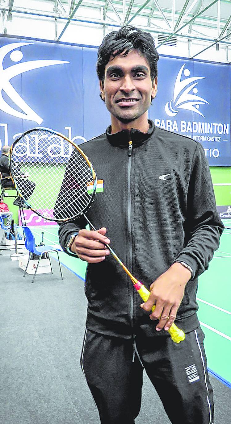 Phramod Bhagat, con su raqueta de bádminton en Vitoria.