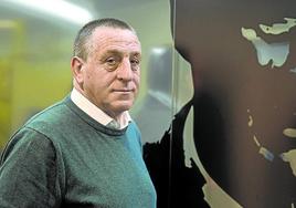 Carlos Vázquez, actual vicepresidente, posa en la sede de Garellano de la DYA ante la figura del doctor Usparicha, fundador e histórico dirigente de la entidad.