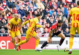 Raúl García controla entre Romeu, Borja García y Aleix García.