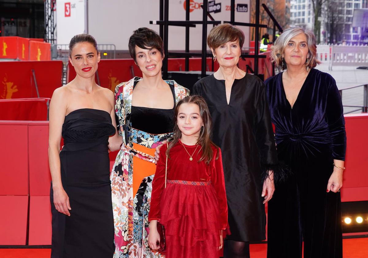 Sofía Otero junto con Estibaliz Urresola y el equipo de '20.000 especies de abejas' en la Berlinale