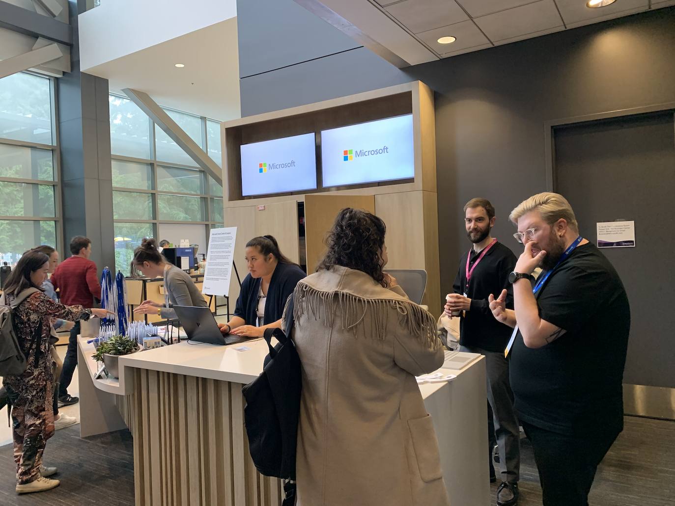 Un grupo de periodistas conversa durante su asistencia a la presentación de la incorporación de Inteligencia Artificial a los productos de Microsoft.