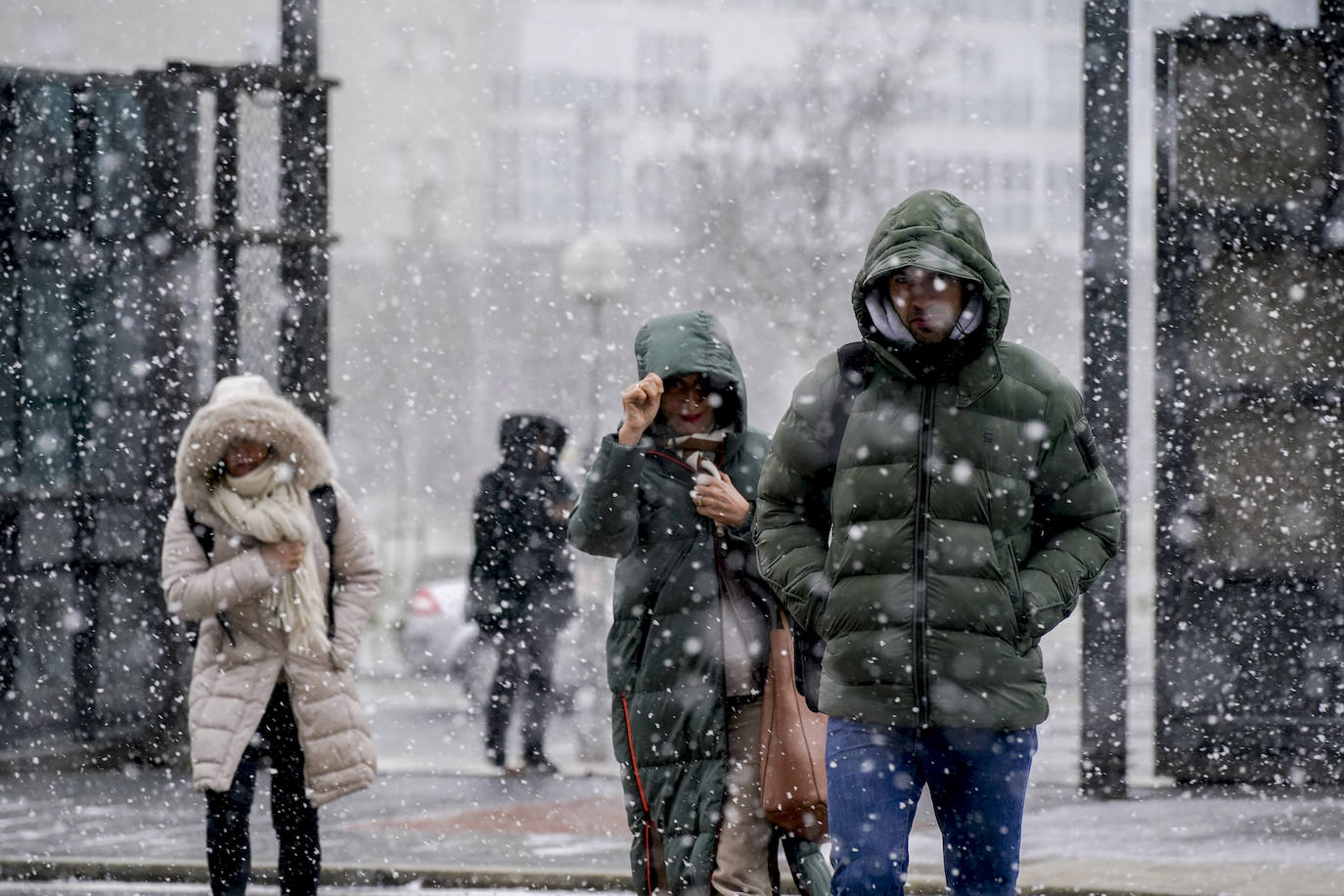 La nieve arrecia en Vitoria y dificulta la conducción en Álava