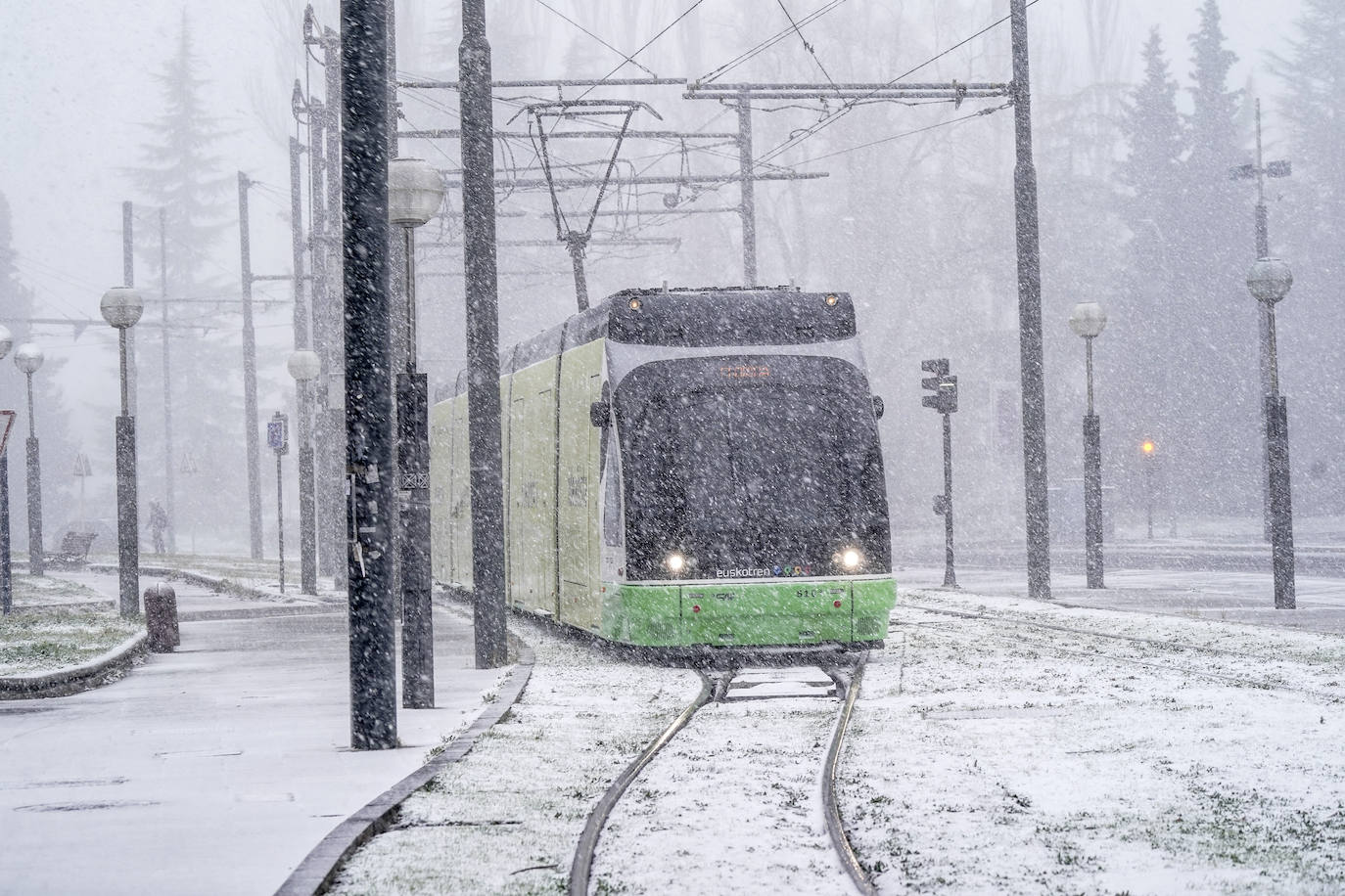 La nieve arrecia en Vitoria y dificulta la conducción en Álava