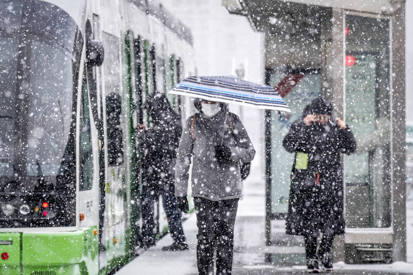 La nieve arrecia en Vitoria y dificulta la conducción en Álava