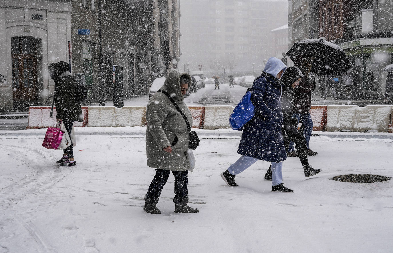 La nieve arrecia en Vitoria y dificulta la conducción en Álava