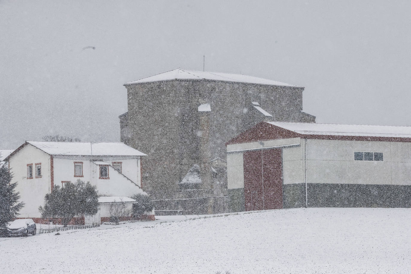 La nieve arrecia en Vitoria y dificulta la conducción en Álava