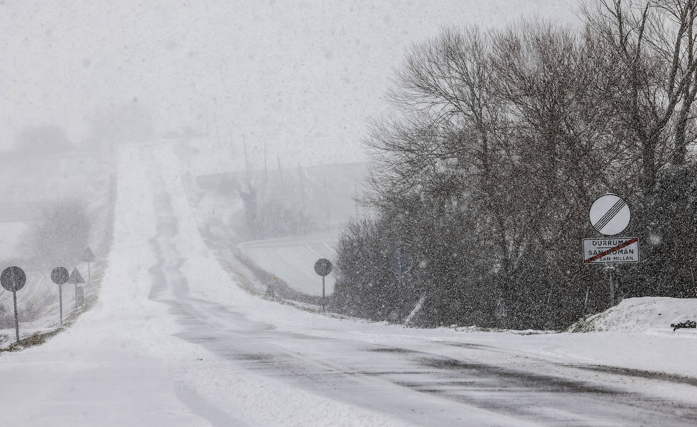 La nieve arrecia en Vitoria y dificulta la conducción en Álava