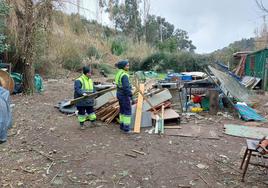 Varias operarias trabajan en limpiar la zona.