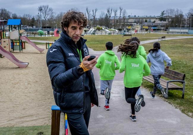 Sebastián supervisa a los aprendices del club en Mendizorroza.