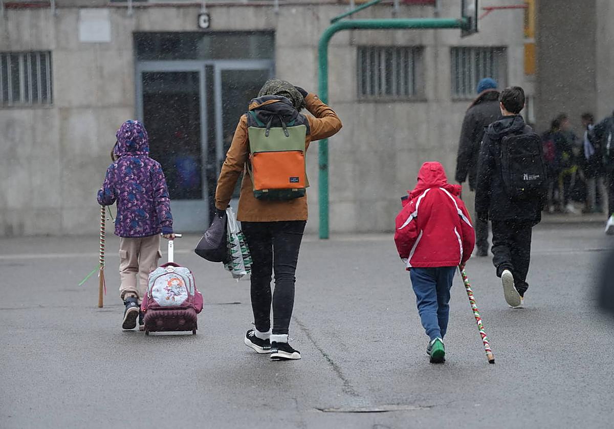 Alumnos entran a un colegio en Vitoria.