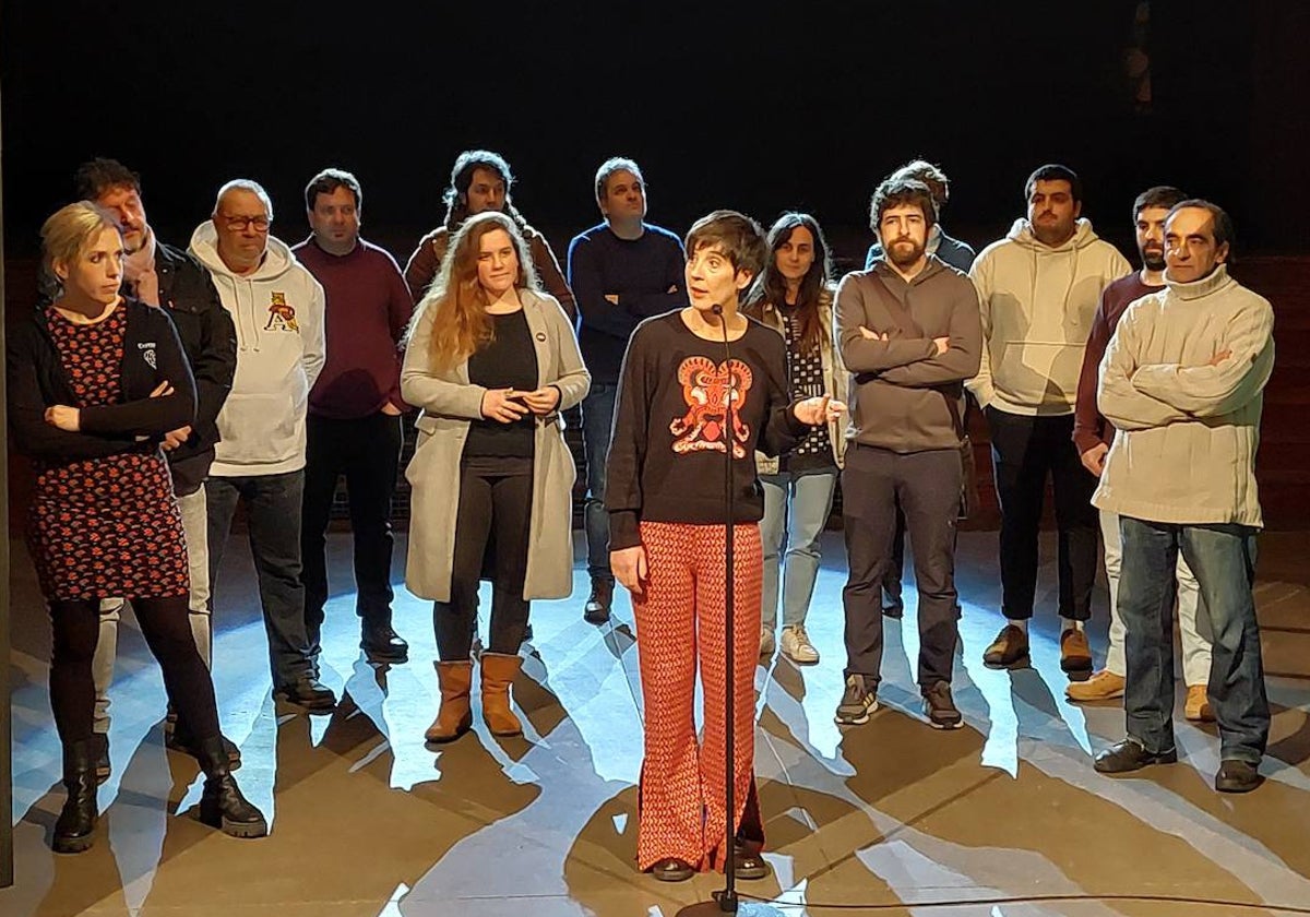 La coordinadora de Plateruena, Maider Larrañaga, junto con miembros de la Mesa de Cultura