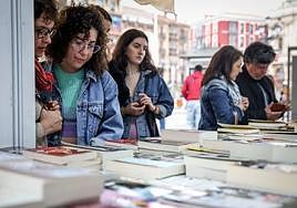 Ambiente en la última edición de la Feria del Libro de Bilbao.