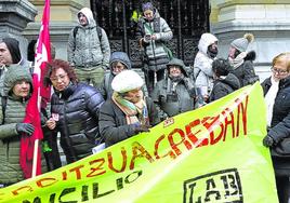 Protesta organizada ayer por LAB frente a la Diputación de Bizkaia.