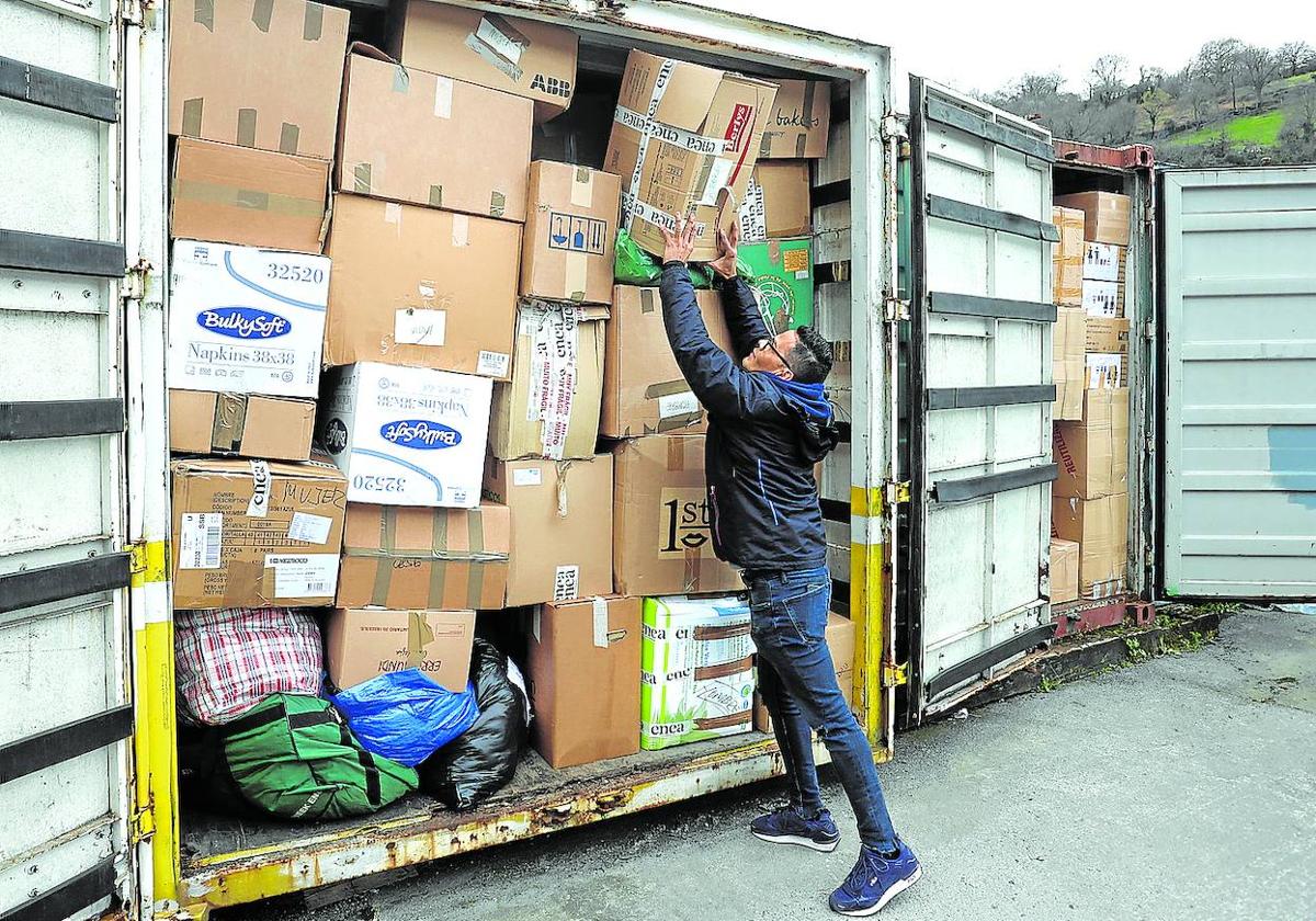 Los ocho trailers de ropa recolectados por la DYA permanecen en una empresa de Barakaldo esperando a ser enviados a las víctimas.