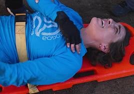 Irune sale en camilla tras su brutal accidente.