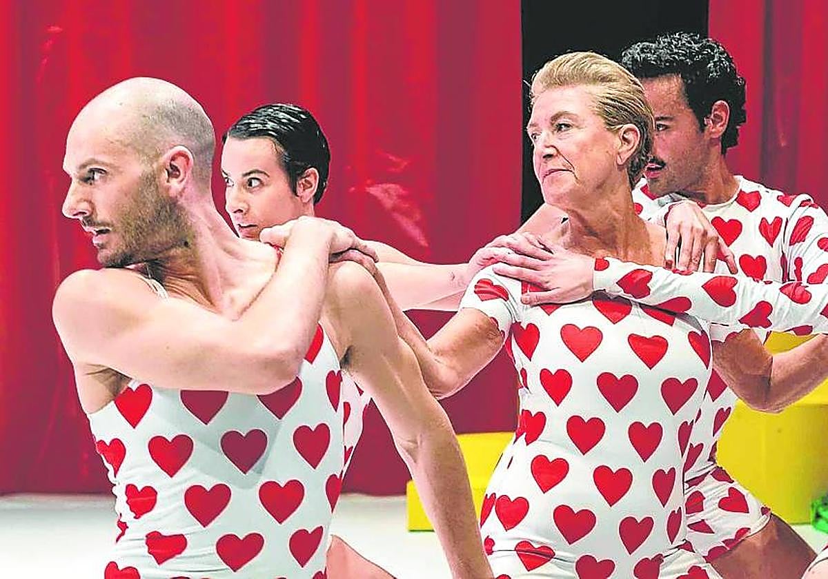 Cinco intérpretes ofrecen un espectáculo de danza contemporánea sobre los tópicos del amor.