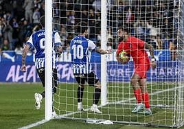 Jason y Miguel buscan el balón dentro de la portería del Andorra tras el gol que sería anulado por el VAR.