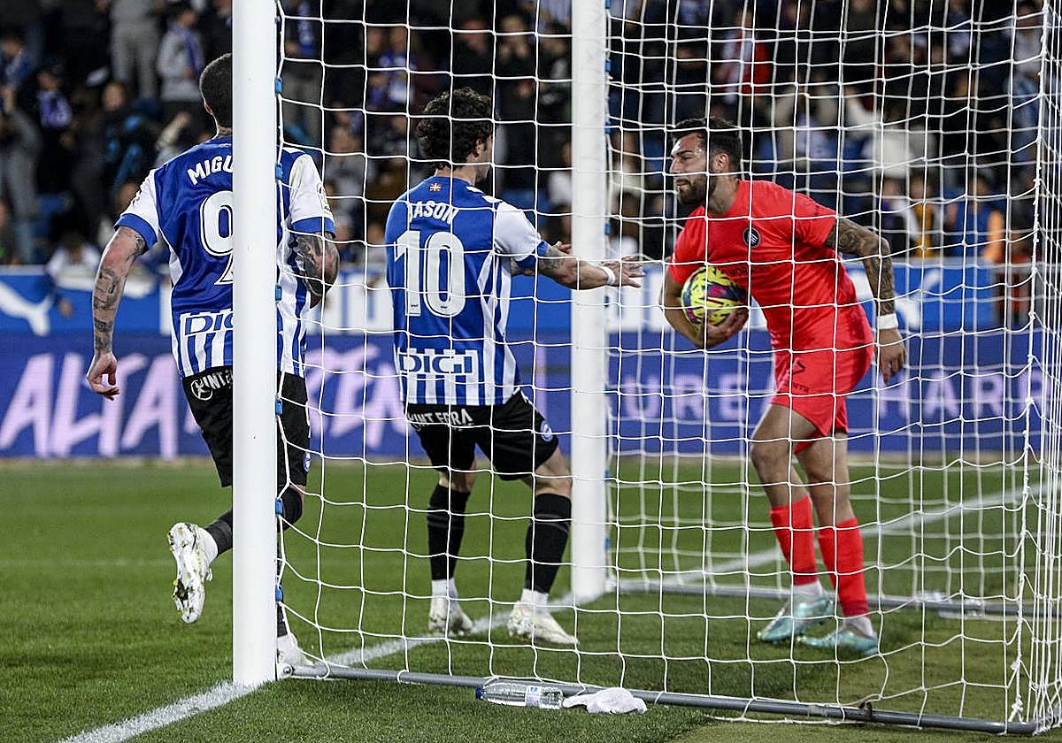 Jason y Miguel buscan el balón dentro de la portería del Andorra tras el gol que sería anulado por el VAR.