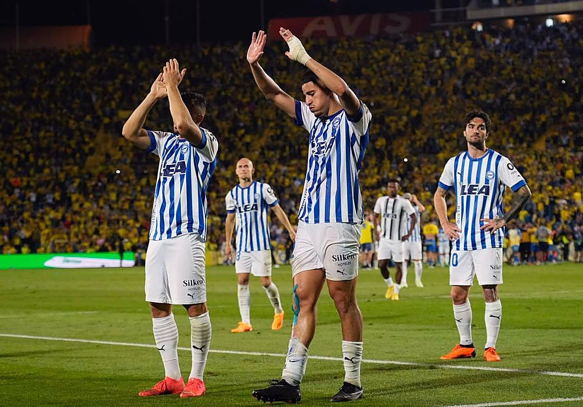 Los jugadores, apesadumbrados, tras el partido de Las Palmas.