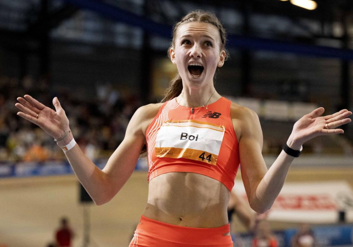 Femke Bol celebra su récord del mundo de 400 metros.