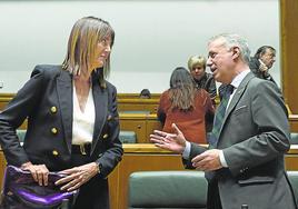 La vicelehendakari Mendia, con el lehendakari Iñigo Urkullu, en un reciente pleno del Parlamento