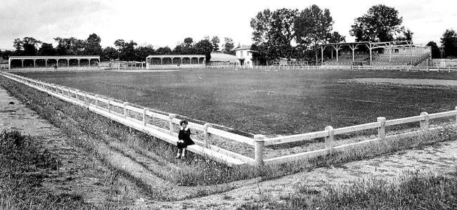 Panorámica de Mendizorroza ya con hierba natural a mediados de los años 20.