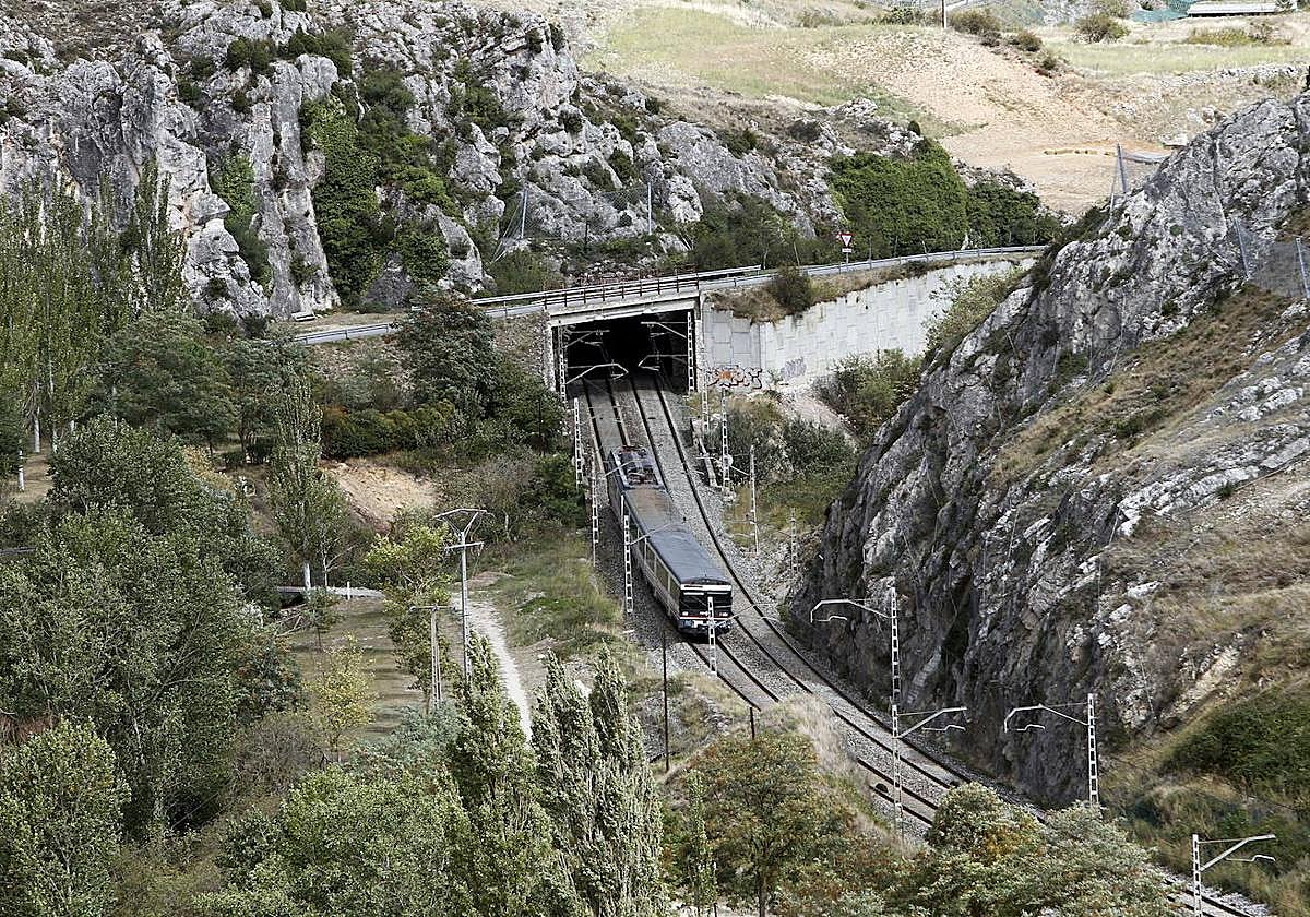 Un tren circula por Pancorbo, el tramo más complejo del trazado ferroviario con Burgos.
