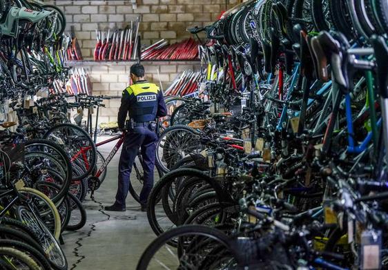 El depósito de bicicletas de Aguirrelanda acumula cerca de 500 vehículos perdidos, abandonados o robados.