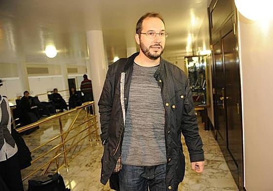 Iñaki San Juan, durante su comparecencia en el Parlamento vasco en 2011.